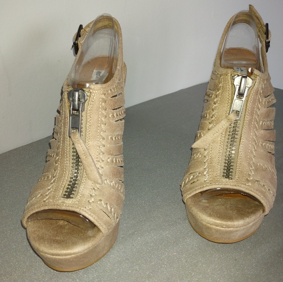 3/$20 Heel - Picture 2 of 6